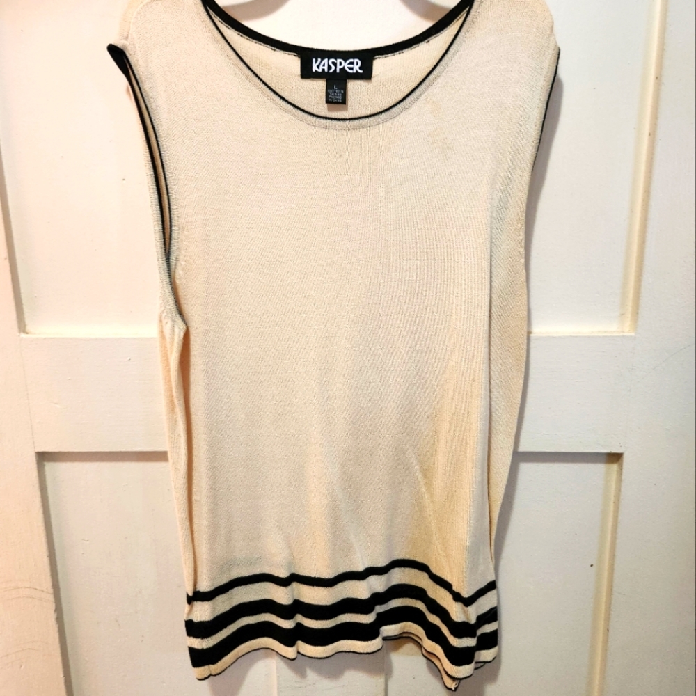Kasper cream color sleeveless shell. L